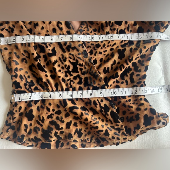ASTR the label Iris leopard print long sleeve velvet wrap top size XS - Picture 11 of 12